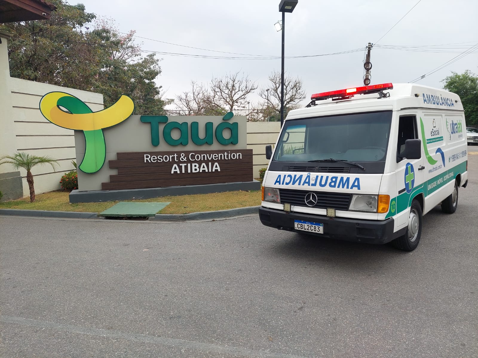 Unidade móvel em frente a resort em Atibaia